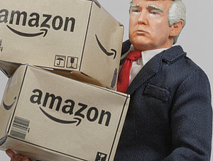 Figur von Trump tr&auml;gt Amazon-Pakete