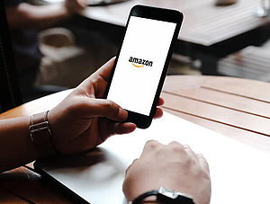 Amazon-Logo auf einem Smartphone