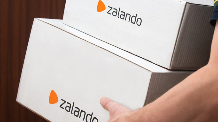 Zalando-Kunde mit Paketen