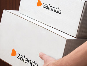 Zalando-Kunde mit Paketen