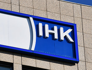 IHK-Logo an Geb&auml;ude