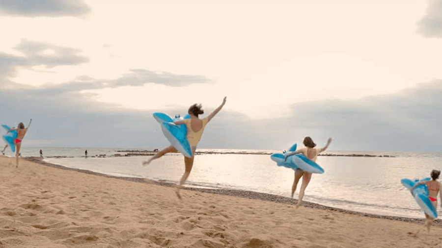 Influencerin Rianne Meijer am Strand