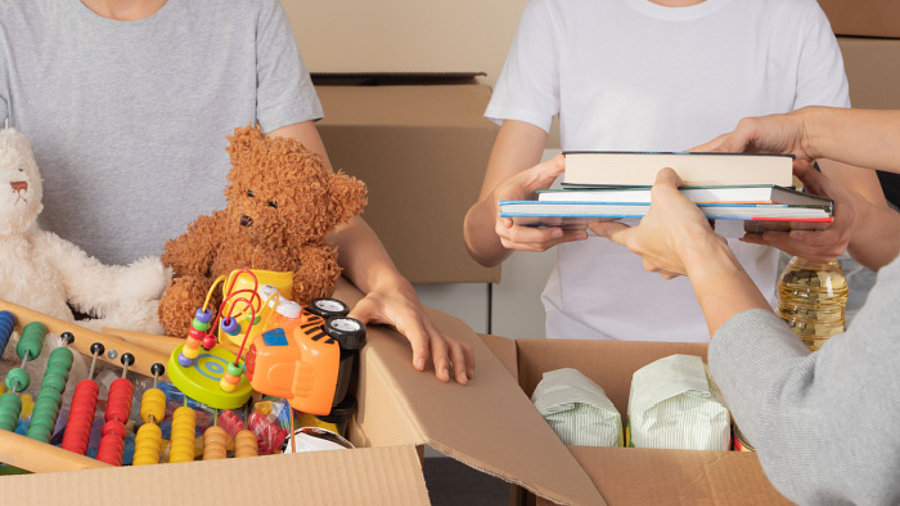 Kinder geben Spendenkisten