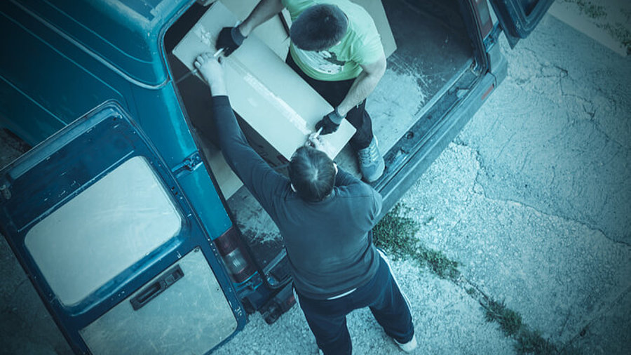 Männer entladen Transporter