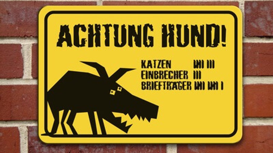 Postboten lernen Umgang mit Hunden. 