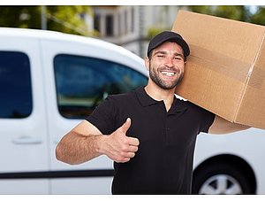 Paketzusteller mit Paket auf der Schulter