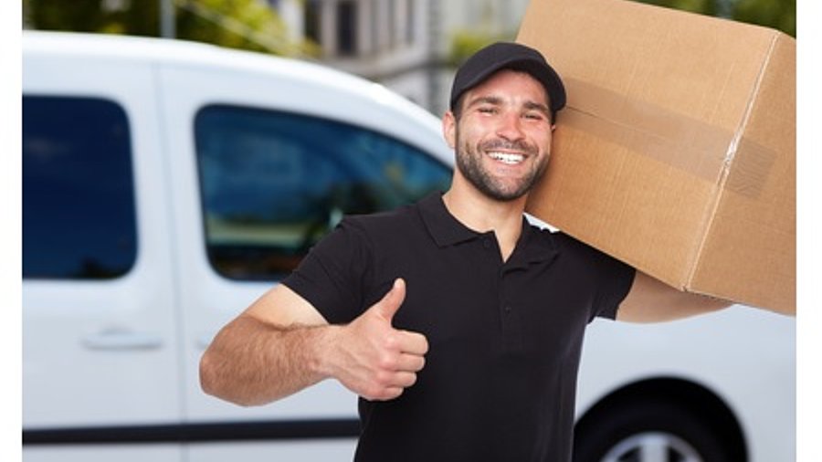 Paketzusteller mit Paket auf der Schulter