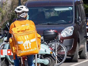 Lieferando-Rider auf Stra&szlig;e