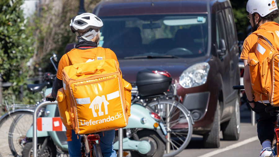 Lieferando-Rider auf Stra&szlig;e