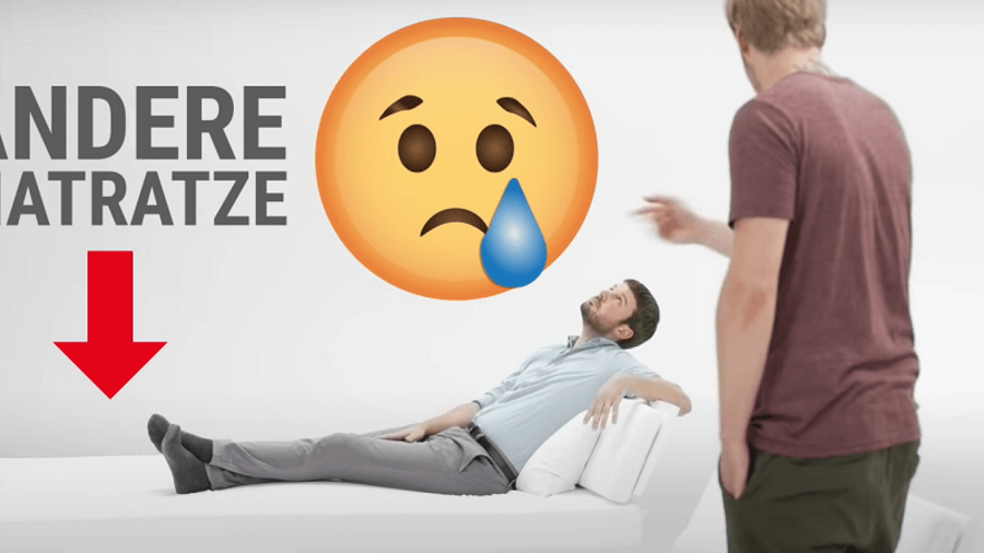 Mann auf Matratze und Tr&auml;nen-Emoji