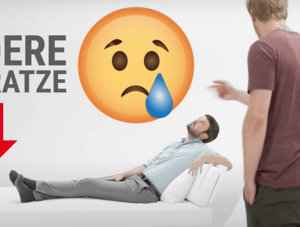 Mann auf Matratze und Tr&auml;nen-Emoji