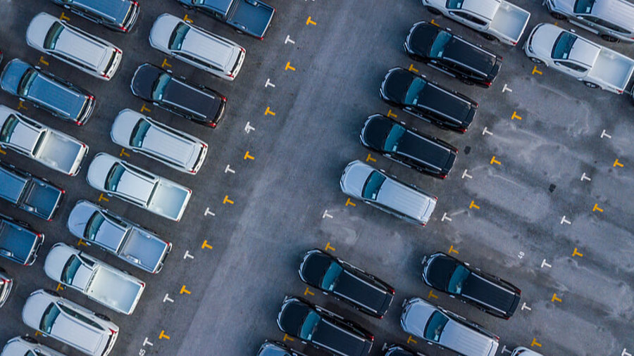 Autos auf Parkplatz