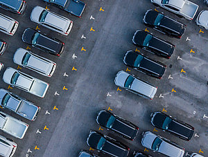 Autos auf Parkplatz