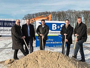 v.l.: Die B+S-Geschäftsführer Hans-Dieter Schürmeyer und Stefan Brinkmann, Felix Zilling vom Investor Panattoni sowie die Bürgermeister Michael Meyer-Hermann und Dirk Speckmann beim Spatenstich für den neuen Logistikkomplex