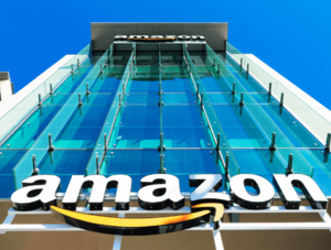 Amazon-Logo auf einem Gebäude