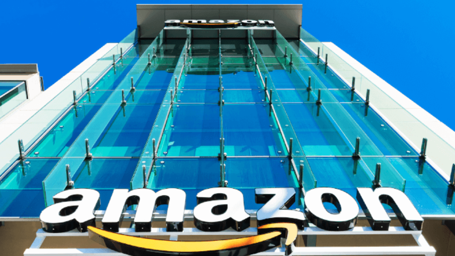 Amazon-Logo auf einem Gebäude