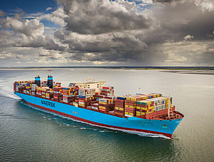 Maersk Containerschiff und Wetter mit grauen Wolken