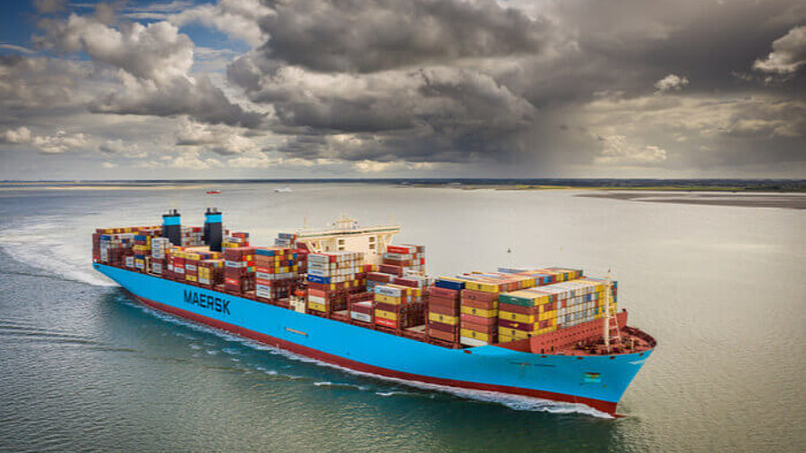 Maersk Containerschiff und Wetter mit grauen Wolken