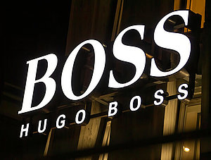 Beleuchtetes Logo der Modemarke Hugo Boss