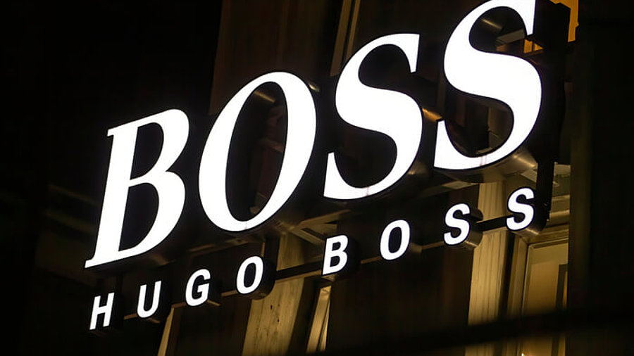 Beleuchtetes Logo der Modemarke Hugo Boss