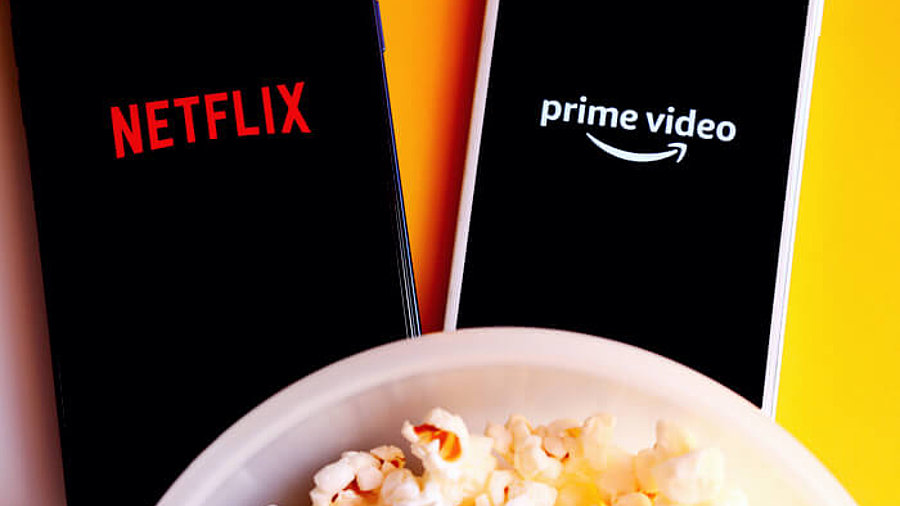 Logos von Amazon Video und Netflix auf Smartphones