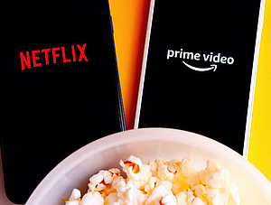 Logos von Amazon Video und Netflix auf Smartphones