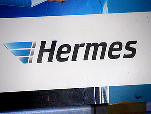 Schild, auf dem das Logo des Logistikers Hermes abgebildet ist