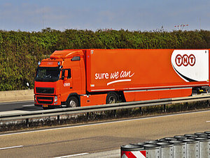 TNT Lastwagen auf Autobahn.