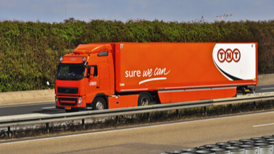 TNT Lastwagen auf Autobahn.