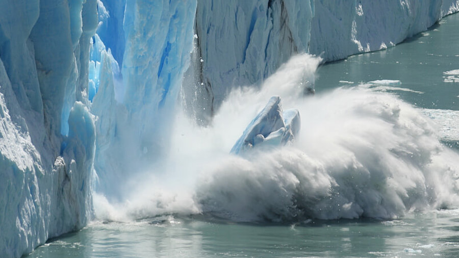 Eisscholle f&auml;llt ins Meer