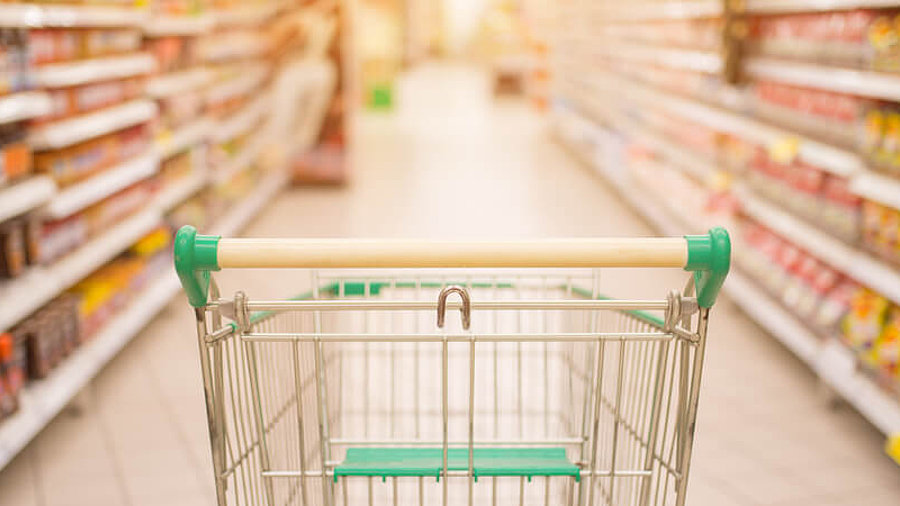 Leerer Einkaufwagen im Gang in einem Supermarkt