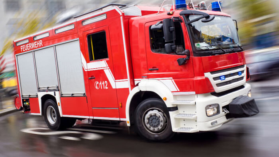 Feuerwehrwagen, der zu einem Einsatz ausrückt