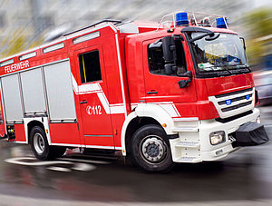 Feuerwehrwagen, der zu einem Einsatz ausrückt