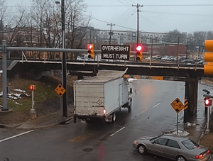 Lkw fährt gegen zu niedrige Brücke in USA