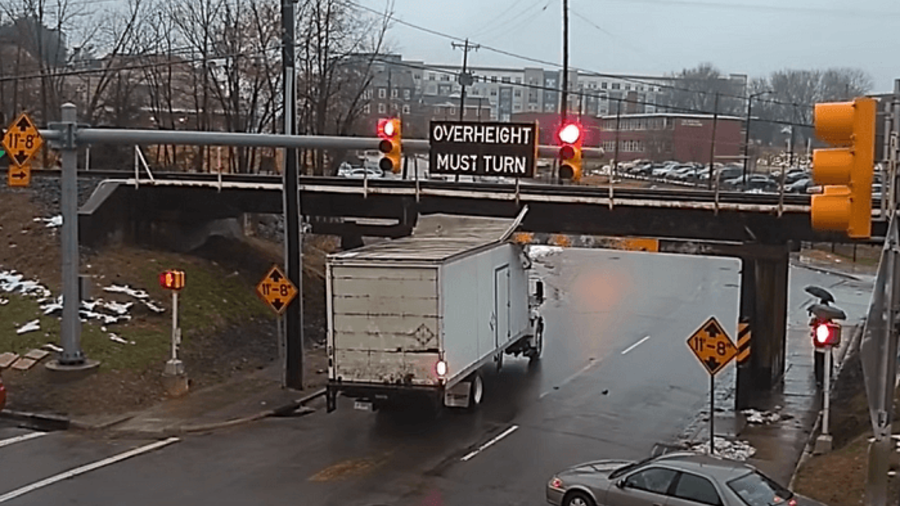 Lkw fährt gegen zu niedrige Brücke in USA