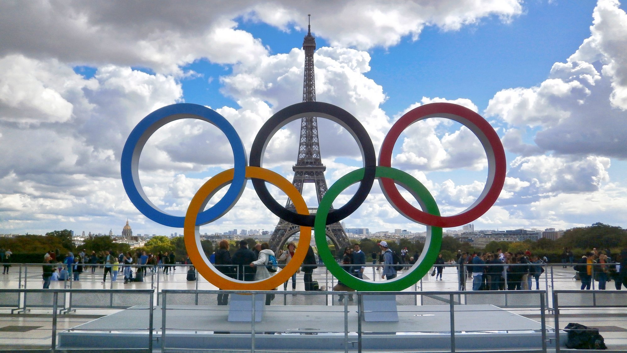 Olympische Ringe vor dem Eiffelturm