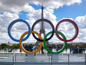 Olympische Ringe vor dem Eiffelturm