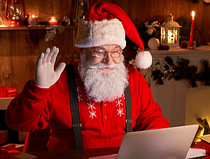 Weihnachtsmann vor Laptop