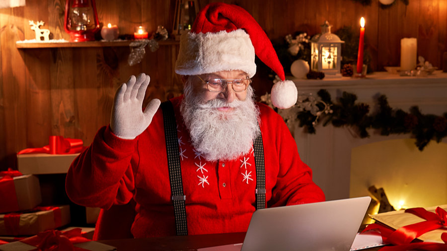 Weihnachtsmann vor Laptop