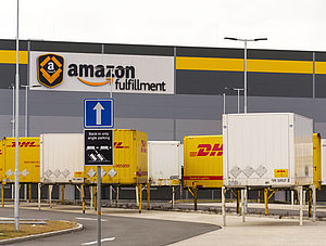 DHL Container vor Amazon Fulfillment Lager