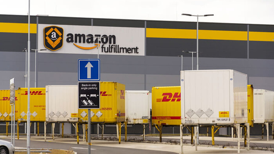 DHL Container vor Amazon Fulfillment Lager