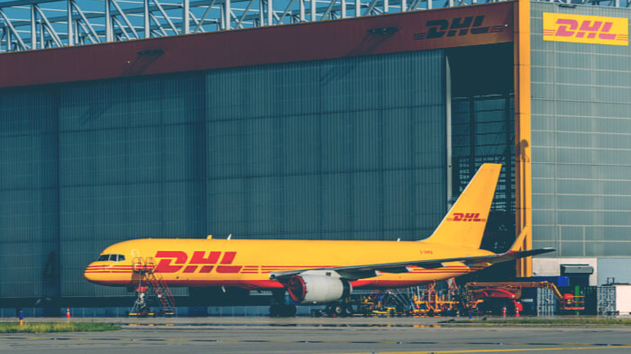 DHL-Flugzeug am Flughafen Leipzig/Halle