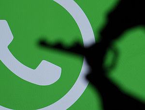 Whatsapplogo mit Schl&uuml;ssel im Vordergrund