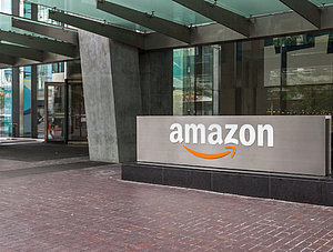 Gebäude mit Amazon-Logo