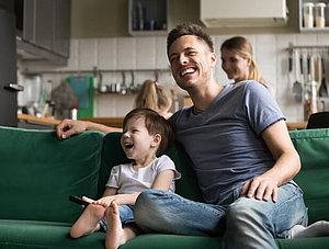 Lachende Menschen vor dem TV