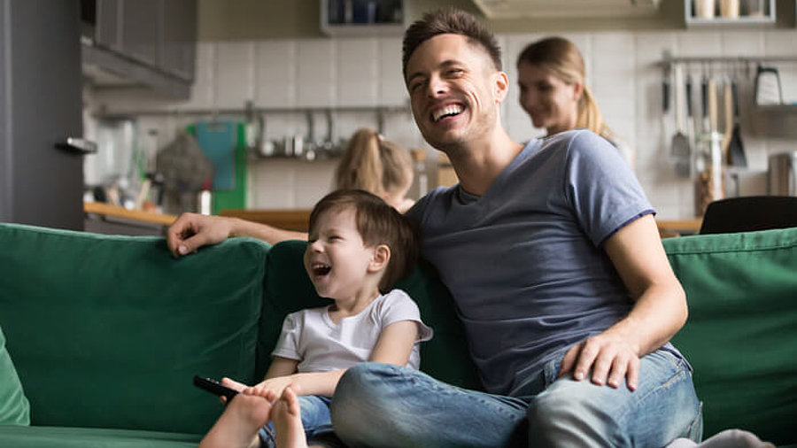 Lachende Menschen vor dem TV