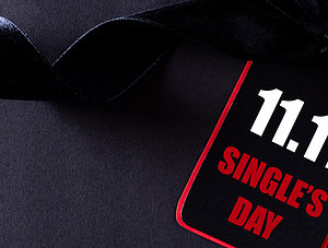 Schwarzes Schleifenband mit Geschenkanh&auml;nger Singles Day 11.11.