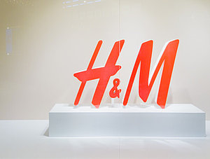 H&amp;M Logo in einem Schaufenster