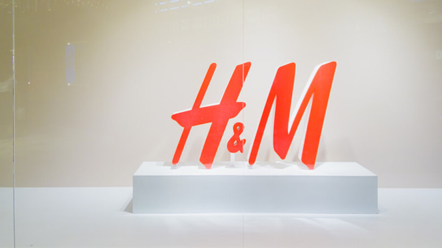 H&amp;M Logo in einem Schaufenster