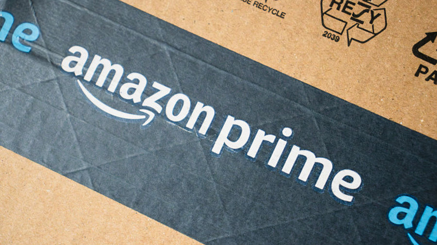 Amazon-Paket mit Prime-Logo